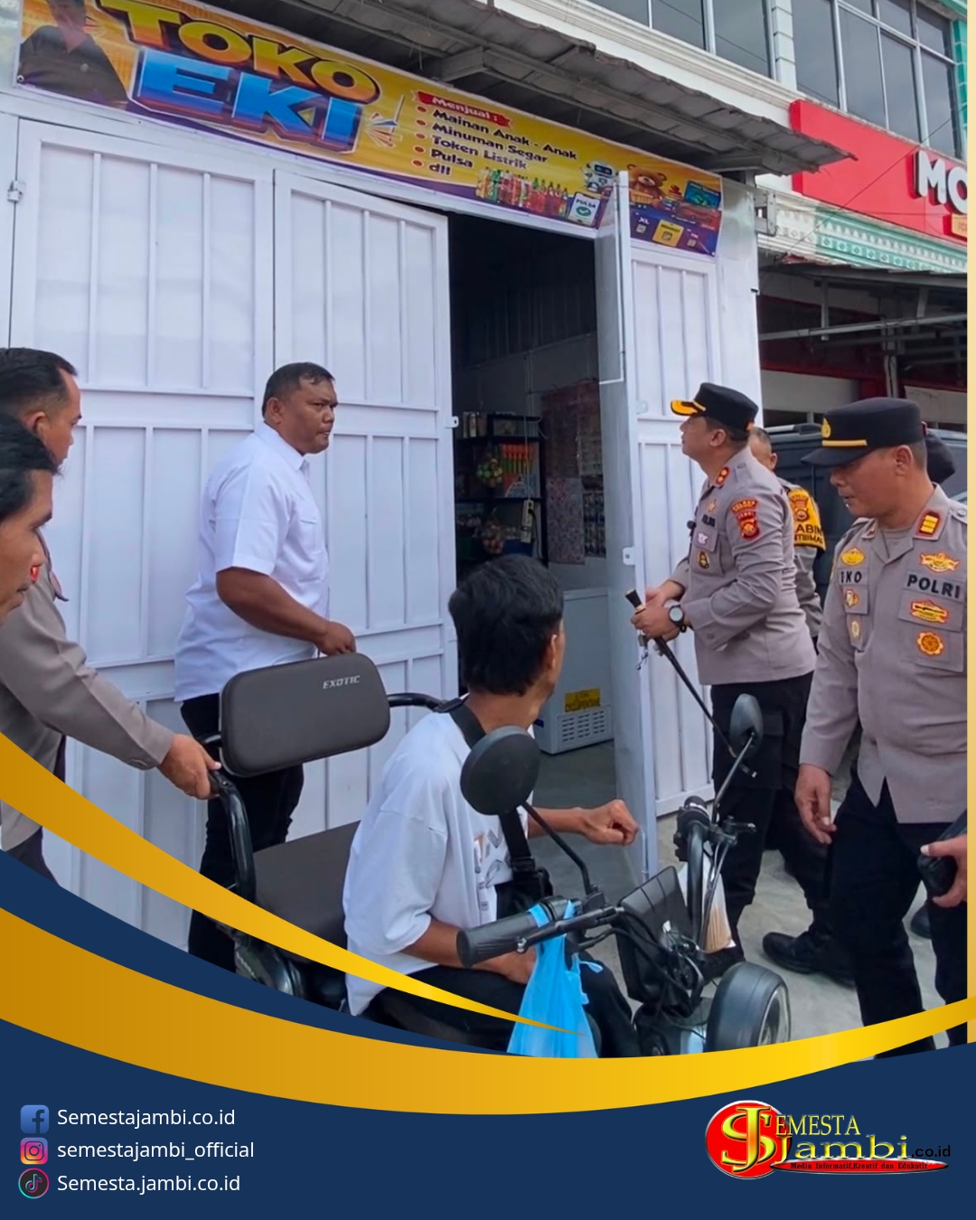 Rizki Asmanda Bersama Kapolres Kerinci Di Depan Toko Mainan Bantuan Polres Kerinci
