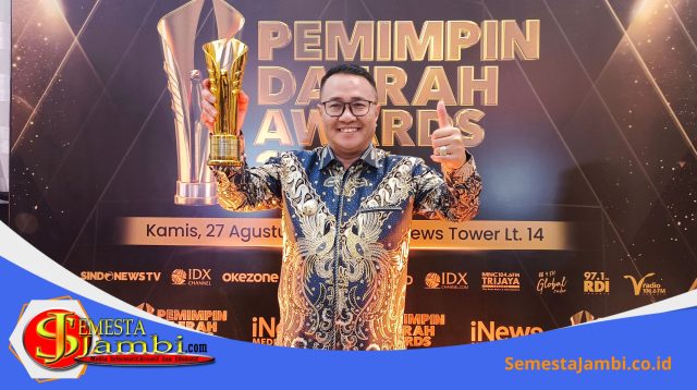 Wali Kota Sungai Penuh Alfin Menerima Pemimpin Daerah Award 2026 Kategori Apresiasi Inovasi Daerah Dari Inewstv Di Jakarta